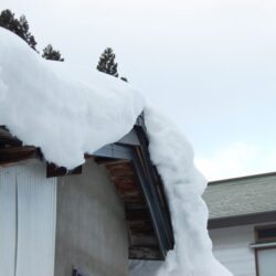 【今が対策時！】屋根に大雪が積もるとなぜ危険なの？【新発田市】【村上市】【胎内市】屋根リフォーム・修理・メンテナンス