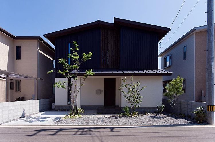 Kazuya IkezoiさんはInstagramを利用しています:「ガルバと塗壁の和モダンな家。 屋根はすっきりシャープに切妻と片流れ屋根を採用。植栽が映える、白と黒のモノトーンの外観です ...