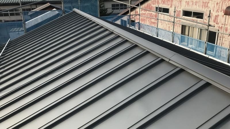 縦葺き屋根の種類ごとのメリットとデメリットの解説 | 中山板金塗装工業