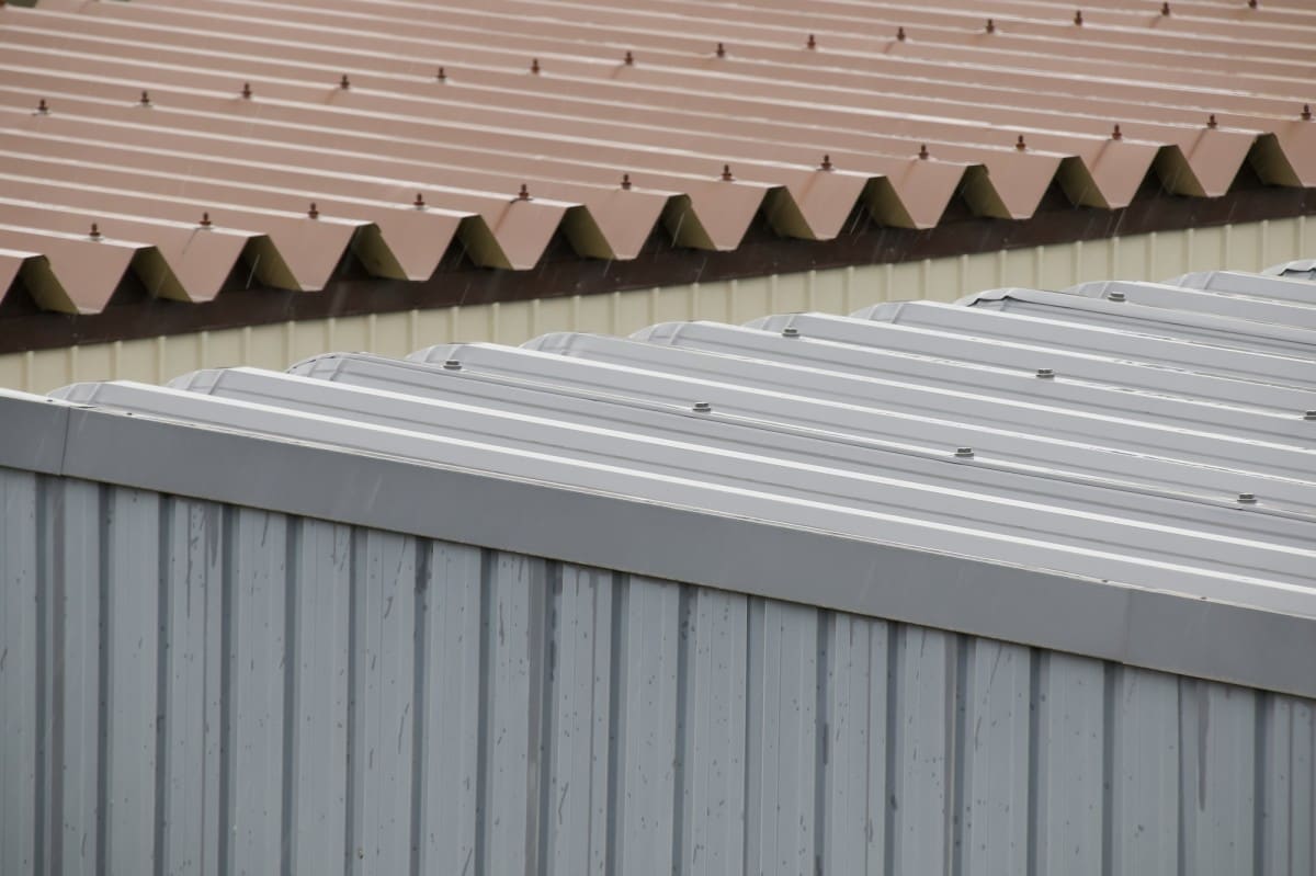 トタン屋根の特徴は？耐久性や修理について解説｜リフォーム会社紹介サイト「ホームプロ」