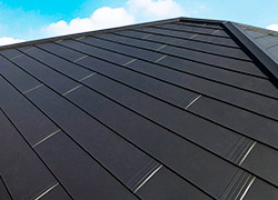 人気のガルバリウム鋼板！コスパ抜群で耐久性、防水性、遮熱・断熱性の3拍子揃った屋根材です。