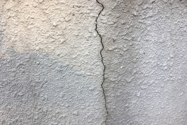外壁のひび割れ（クラック）の原因と補修方法を徹底解説！ | 外壁塗装PLUS