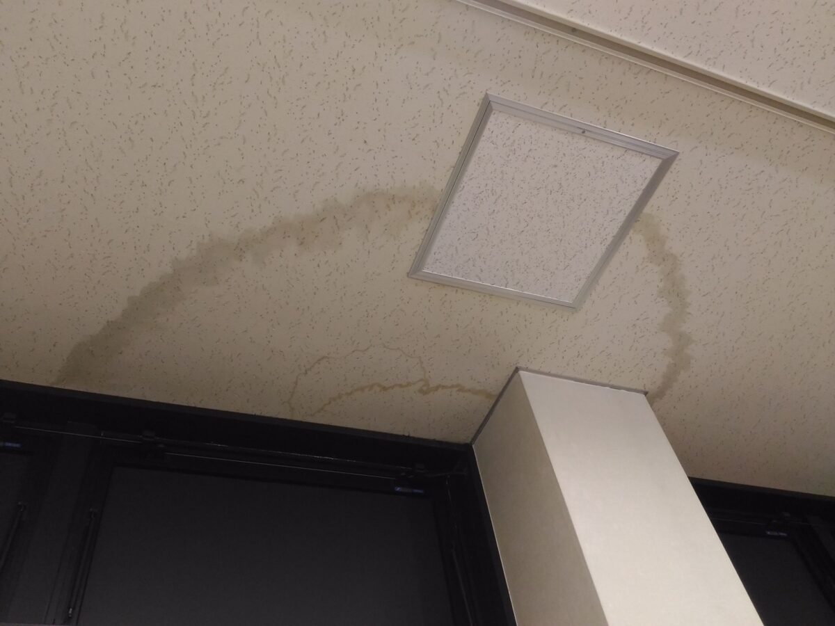 天井のシミの原因は雨漏り！対処法と予防策について | 中野区の雨漏り修理・屋根工事・外壁塗装(株)ホームテックワン